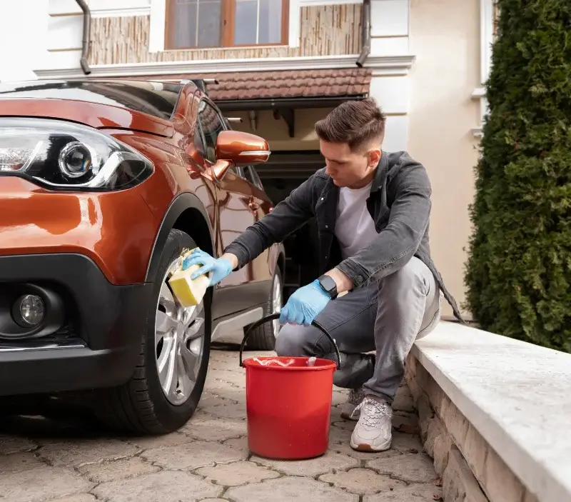 Lavage auto à domicile Saint-Pierre-en-Auge : professionnel intervenant sur un véhicule